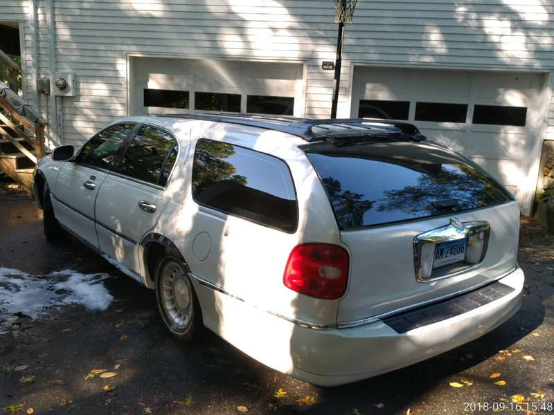 Illustration for article titled At $7,500, Would You Go To Town In This Custom 2000 Lincoln Town Car Station Wagon?
